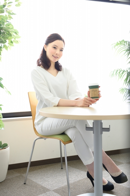 足を組んでお茶する女性
