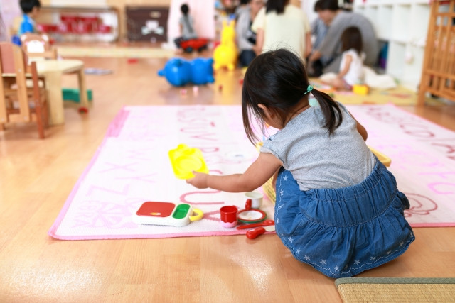 幼稚園で遊ぶ子ども